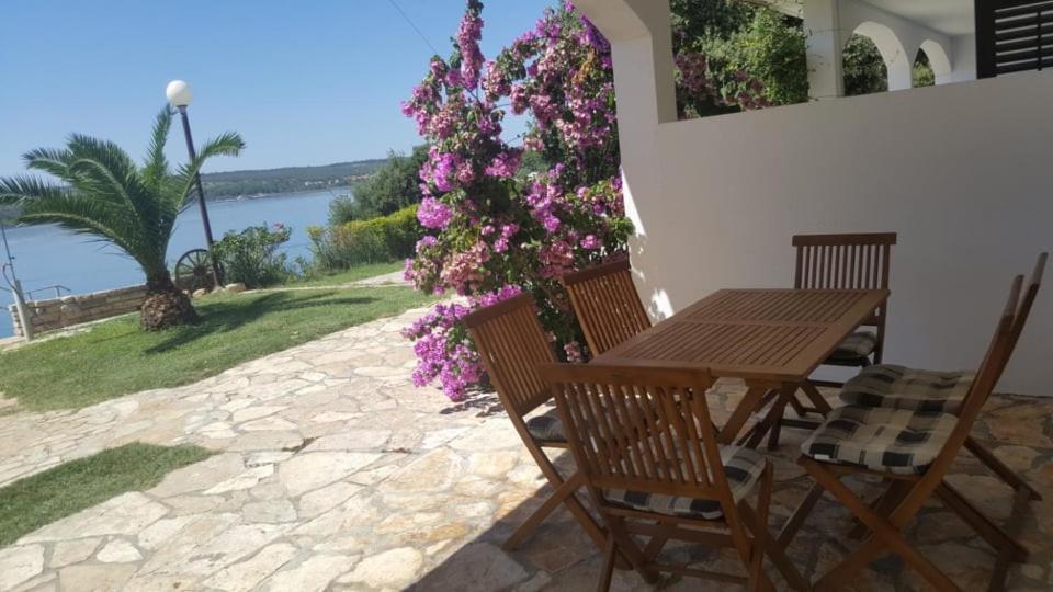 Apartmani Lovre Posedarje Exterior foto