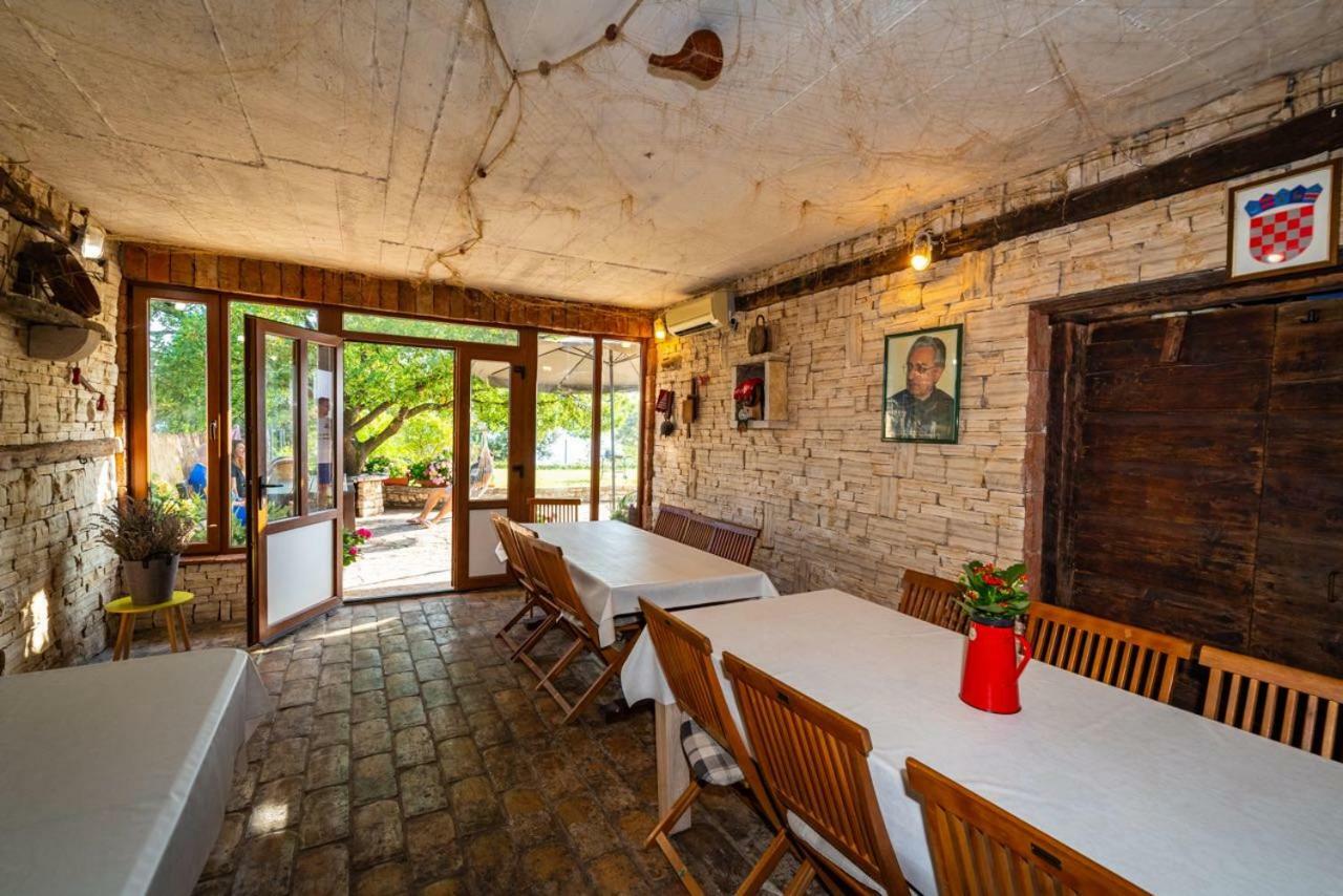 Apartmani Lovre Posedarje Exterior foto